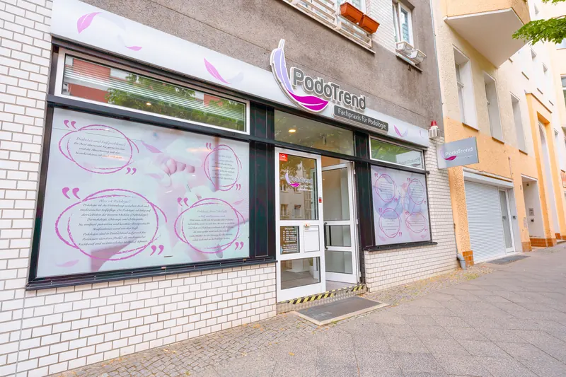 Eingang der Praxis PodoTrend in der Courbièrestraße 9 in Berlin